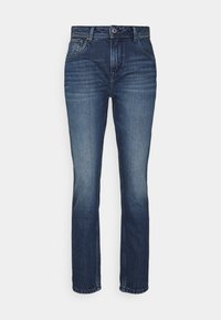 Jeans de mezclilla azul oscuro con corte recto, diseño de cinco bolsillos, cierre de botón y un ligero desvanecimiento en los muslos.