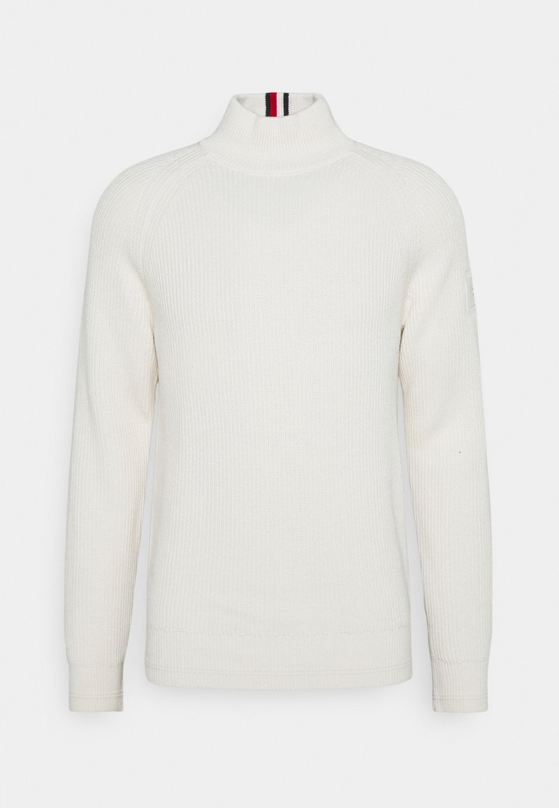 Maglione a collo alto crema con texture a costine, maniche lunghe e accenti a strisce in contrasto sul colletto. Vestibilità classica.