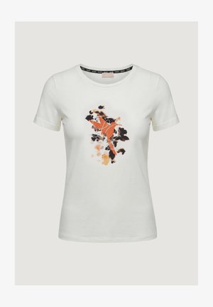 Biała krótka koszulka z okrągłym dekoltem i pomarańczową grafiką ptaka otoczoną czarnymi i brązowymi abstrakcyjnymi kształtami z przodu.