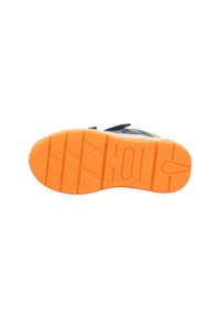 Dětská teniska v navy modré a oranžové barvě z pohledu podešve, s jasně oranžovým vzorem a označením značky a velikosti 25.