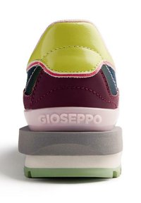 Baskets multicolores avec un dessus lisse vert et bordeaux, des accents en maille, et une semelle superposée en gris et crème avec le logo "GIOSEPPO".