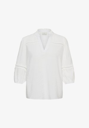 Valge pluus röövik-kaelusega, kolmeveerandvarrukatega ja dekoratiivsete pitsisisetükkidega rinnal ja varrukatel.