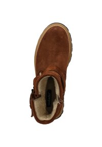 Stivaletto in camoscio marrone con una superficie testurizzata, fodera in pelliccia sintetica, cerniera laterale e suola in gomma. Presenta un dettaglio con cinturino decorativo.