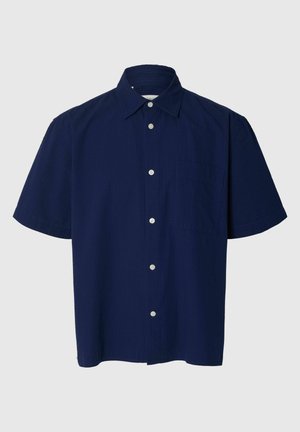 Navy plava košulja kratkih rukava s gumbima, ovratnikom i džepom na prsima, prikazana na običnoj svijetloj pozadini.
