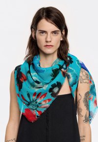 Sciarpa floreale multicolore in turchese con accenti rossi e neri; realizzata in tessuto leggero e testurizzato; presenta bordi sfilacciati.