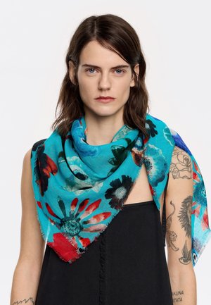 Sciarpa floreale multicolore in turchese con accenti rossi e neri; realizzata in tessuto leggero e testurizzato; presenta bordi sfilacciati.