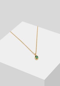 Collana in oro con design intrecciato, caratterizzata da un piccolo pendente ovale di pietra verde, incastonato in un castone dorato.