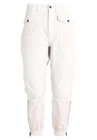 Lätta cargo-byxor i ett mjukt vitt tyg. Funktioner inkluderar flera framfickor, en dragkedja vid benöppningen och elastiska muddar.