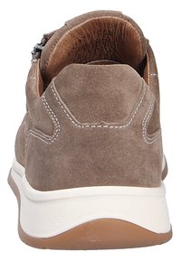 Brauner Veloursleder-Sneaker mit weißer Sohle, sichtbaren Nähten, gepolstertem Kragen und Reißverschluss an der Ferse, von hinten gezeigt.