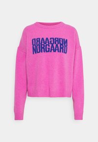 Pull rose avec un col rond, des épaules tombantes et des poignets côtelés. Présente un motif de logo "Norgaad" bleu sur le devant. Texture douce.