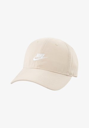 Beżowa czapka z bawełny, z zakrzywionym daszkiem, haftowanym białym logo Nike z przodu oraz metalowymi oczkami wentylacyjnymi na górze.