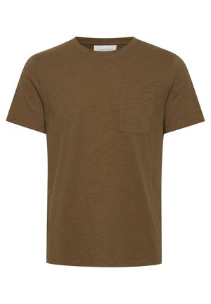Brązowy t-shirt z krótkim rękawem i okrągłym dekoltem, z małą kieszonką na piersi po lewej stronie.