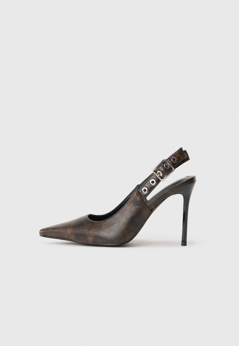 Pantofii cu toc înalt din piele maro, cu vârful ascuțit și curea reglabile pe călcâi, având toc stiletto negru, pe un fundal simplu.