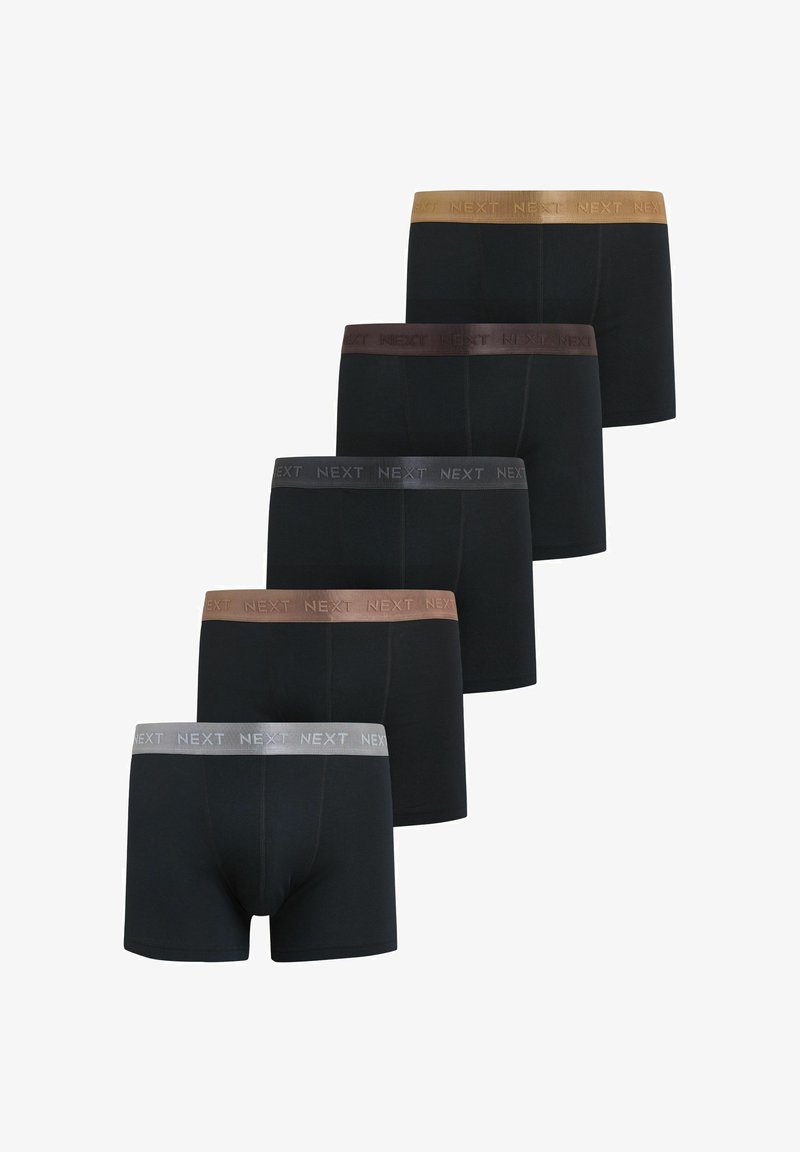 Penki juodi bokso šortų poros su elastingais juosmens diržais skirtingų metalinių spalvų, kiekviena paženklinta žodžiu „NEXT“.