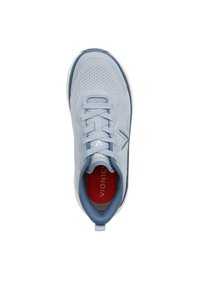 Lichtblauwe sport schoen met een mesh bovenkant, vetersluiting aan de voorkant, gevoerde kraag en contrasterende rode binnenzool. Heeft een ronde neus en een witte zool.