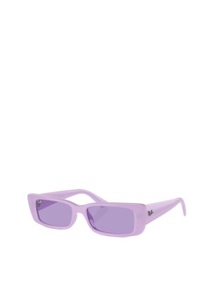 Occhiali da sole in plastica viola con lenti rettangolari e montatura angolare. Logo distintivo sul lato e lenti oscurate abbinate.