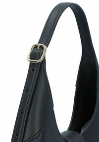 Borsa a spalla in pelle nera con forma curva, dotata di una fibbia in metallo dorato sulla tracolla e dettagli della superficie testurizzati.