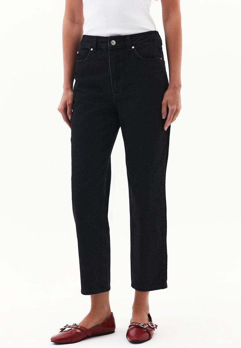 Högmidjade svarta denimjeans med rak benåtdragning, femfickdesign, metallknap stängning och subtila sömdetaljer.