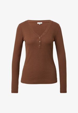 Brązowa bluzka z długim rękawem wykonana z prążkowanej tkaniny, z dekoltem w serek, trójprzyciskowym zapięciem z przodu i dopasowanym krojem.