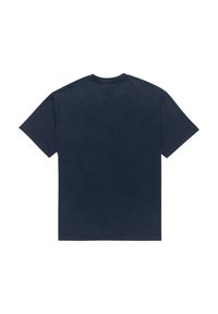 Jednofarebné tmavomodré tričko s krátkym rukávom položené na rovnej ploche, zobrazuje zadnú stranu, s okrúhlym výstrihom a bez viditeľných vzorov.