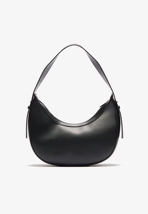 Bolso negro, curvado, hecho de cuero suave. Cuenta con una sola correa ajustable y un diseño minimalista sin hardware o adornos adicionales.