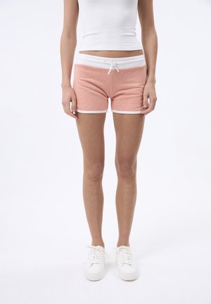 Pantaloni corti in misto cotone colore corallo con strisce e rifiniture bianche. Presentano un elastico in vita e un cordoncino per una vestibilità regolabile.
