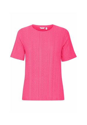 Růžový top s krátkým rukávem a kulatým výstřihem, vyrobený z texturované tkaniny s vertikálními pruhy a detaily v očkách.