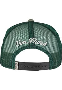 Zelená sieťová trucker čiapka s čiernym plastovým nastaviteľným popruhom a bielym vyšitým nápisom "Von Dutch" na zadnej strane.