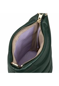 Borsa a tracolla in pelle verde con chiusura a zip. L'interno presenta una fodera viola chiaro e una tasca con zip per l'organizzazione. Texture liscia e forma curvilinea.