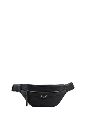 Marsupio in pelle nera con cerniera silver e tracolla regolabile, design minimalista, emblema metallico frontale, isolato su sfondo bianco.