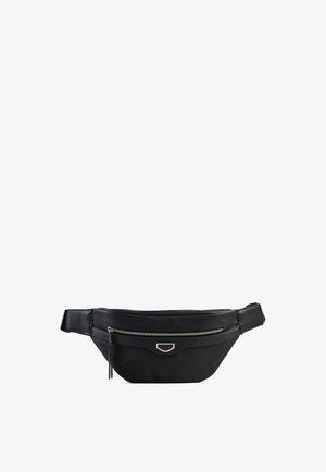 Zwarte leren heuptas met zilverkleurige rits en verstelbare band, minimalistisch ontwerp, metalen embleem aan de voorkant, geïsoleerd op witte achtergrond.