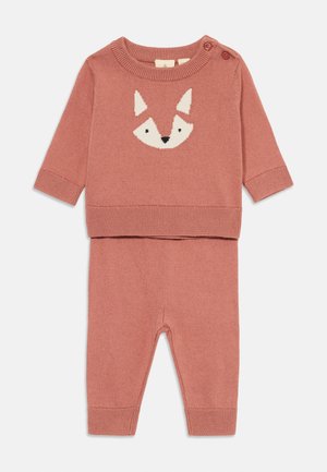 Mykset i myk støvete rosa til baby med lange ermer, bukser og et reveansikt-design på brystet med to knapper på skulderen.