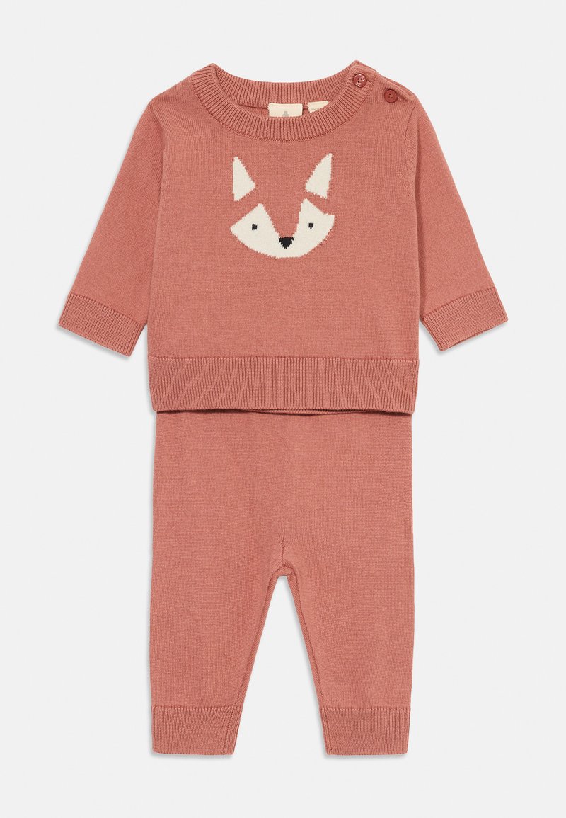 Miękki, przybrudzony różowy zestaw dla niemowląt z dzianiny, składający się z długich rękawów, spodni oraz wzoru z twarzą lisa na przedzie, z dwoma guzikami na ramieniu.