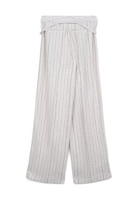 Hochtaillierte, weit geschnittene beige Hose mit vertikalen weißen und braunen Streifen und einem passenden Stoffgürtel, der durch Schlaufen gefädelt ist.