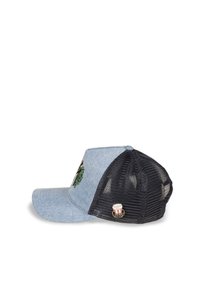 Jeansblaue Kappe mit schwarzem Mesh-Rücken, gebogenem Visier und gesticktem grünen Design auf der Vorderseite. Mit metallischem Badge an der Seite.