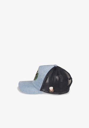Denimblau pet met zwarte mesh achterkant, gebogen rand en een geborduurd groen ontwerp aan de voorkant. Voorzien van een metalen badge aan de zijkant.