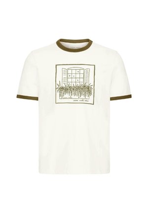 Άσπρο βαμβακερό μπλουζάκι με μανίκια ριγέ σε ελιά πράσινο και ένα γραφικό παράθυρο με περσίδες και φυτά, με την επιγραφή «δωμάτιο με θέα».