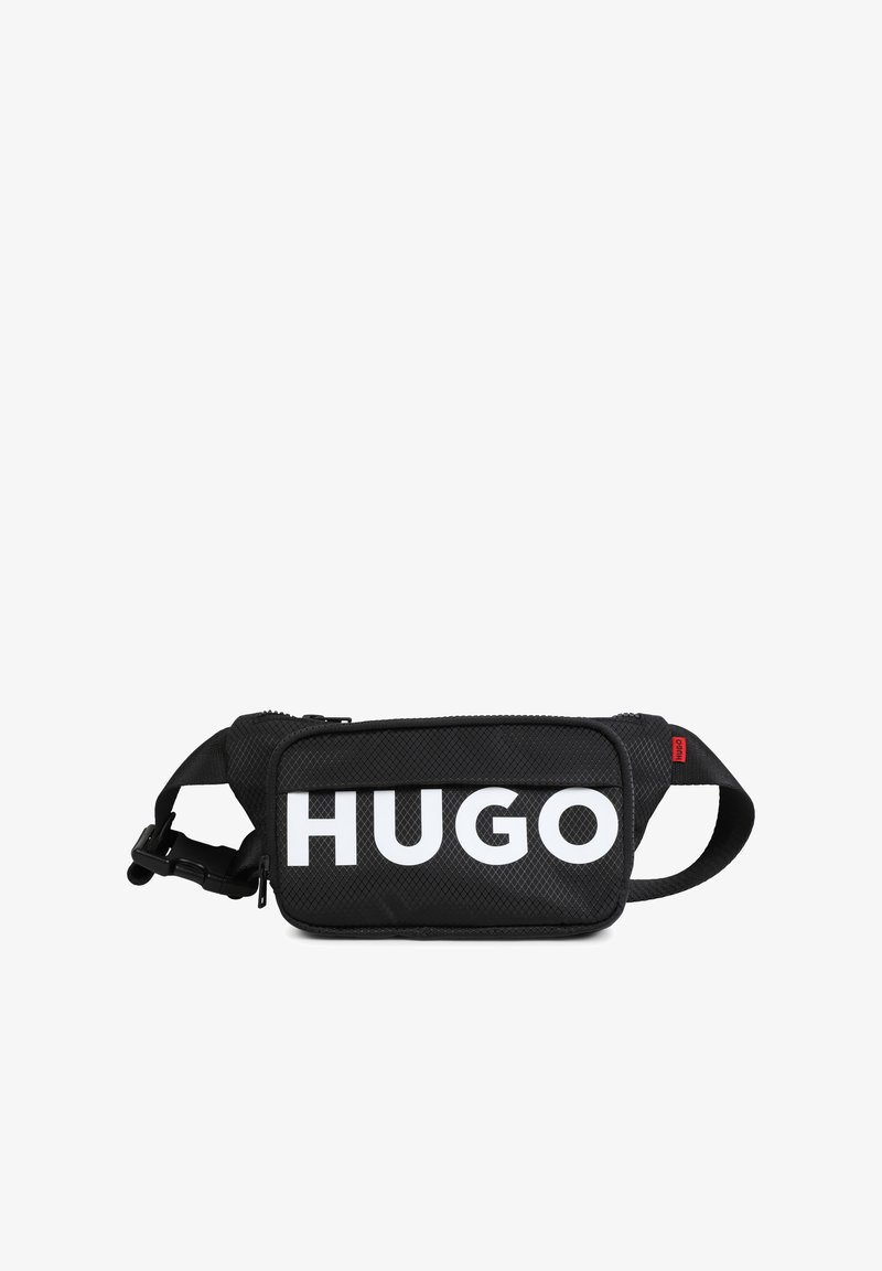 Zwarte stoffen heuptas met een gestructureerd oppervlak, voorzien van een opvallend wit "HUGO" logo en een verstelbare schouderband. Inclusief een ritssluiting hoofdcompartiment.