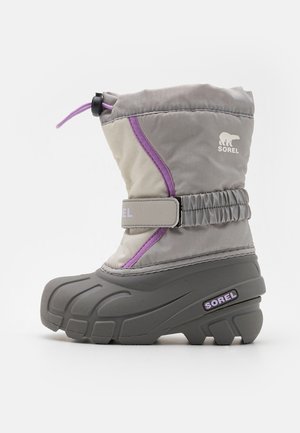 Botte d'hiver pour enfant en gris et beige avec des accents violets, semelle en caoutchouc, sangle ajustable, fermeture à cordon de serrage et logo de la marque Sorel.