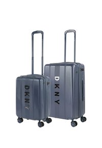 Dos maletas rígidas de color azul metálico con asas extensibles y cuatro ruedas giratorias, con la marca DKNY en negro en la parte frontal.