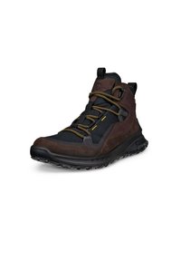 Stivale da trekking alla caviglia marrone e nero con pannelli in mesh, accenti gialli e suola dal design robusto. Presenta lacci e una linguetta per facilitare l'indossamento.
