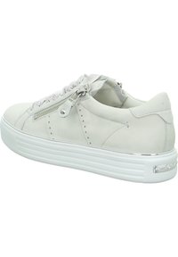 Weißes Leder-Sneaker mit strukturierten Oberflächen, seitlichem Reißverschluss, durchbrochenen Akzenten und einer dicken weißen Gummisohle.