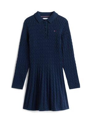 Robe tricotée bleu marine avec un motif en câble texturé, manches longues et col polo. Présente trois boutons sur le devant.