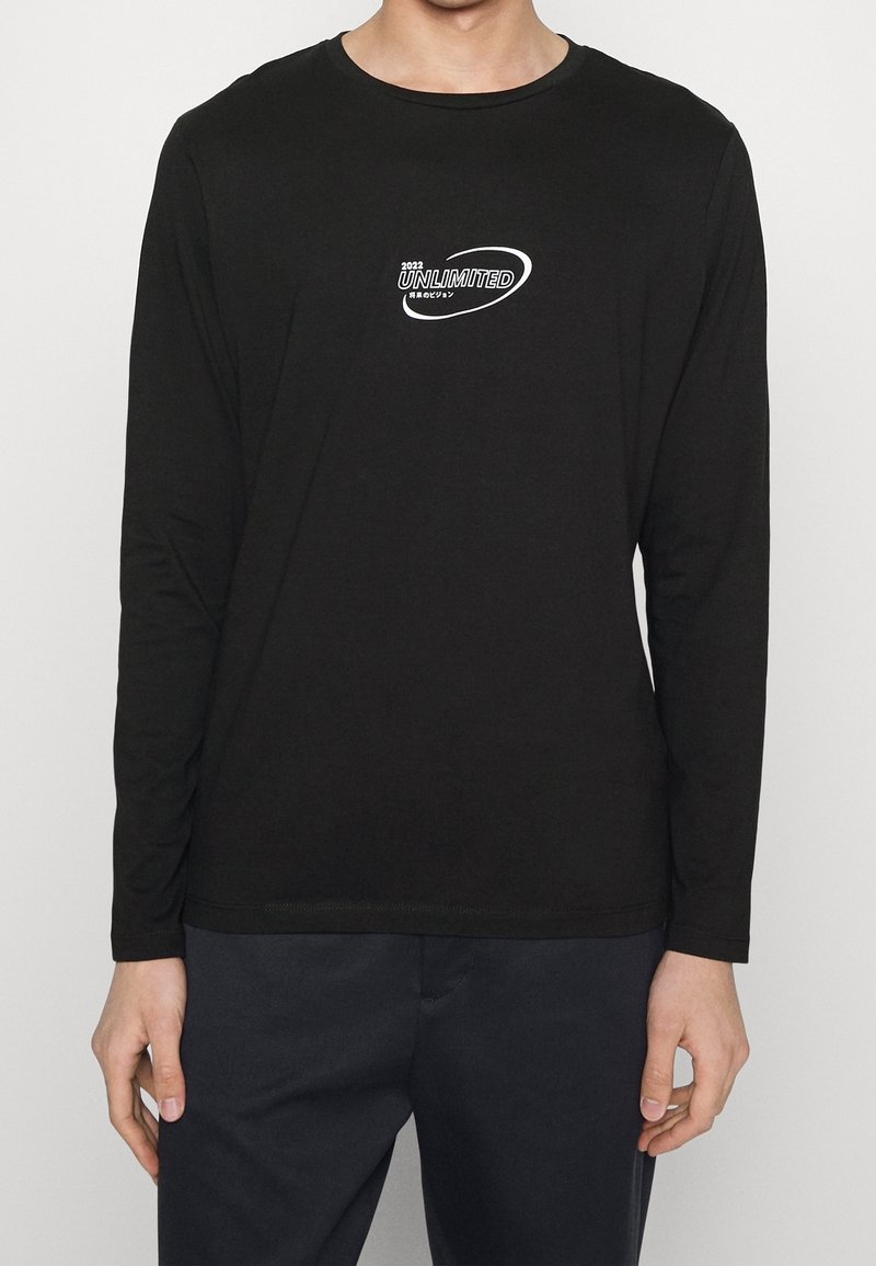 Langärmliges schwarzes T-Shirt aus weicher Baumwolle, mit einem weißen "UNLIMITED" Grafik und rundem Halsausschnitt, in lässiger Passform.
