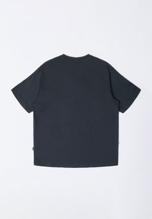 Camiseta de algodón gris oscuro con mangas cortas, diseño de cuello redondo y dobladillo recto. Estilo minimalista sin patrones o acentos visibles.