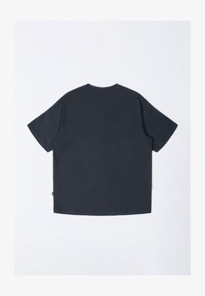 Camiseta de algodón gris oscuro con mangas cortas, diseño de cuello redondo y dobladillo recto. Estilo minimalista sin patrones o acentos visibles.