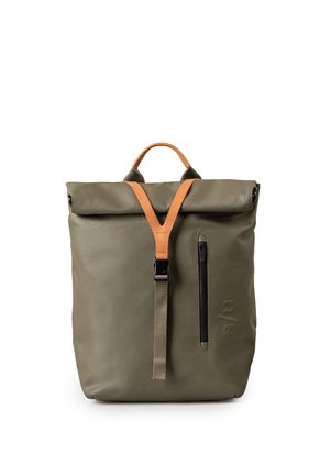 Olivgrüner Rolltop-Rucksack mit braunem Ledergriff und -riemen, vorderer vertikaler Reißverschlusstasche und schwarzer Schnallenverschluß.