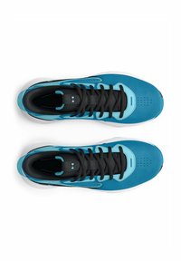 Baskets de sport bleu clair avec lacets noirs, tige texturée et sections perforées. Semelle en caoutchouc et col rembourré pour le confort.