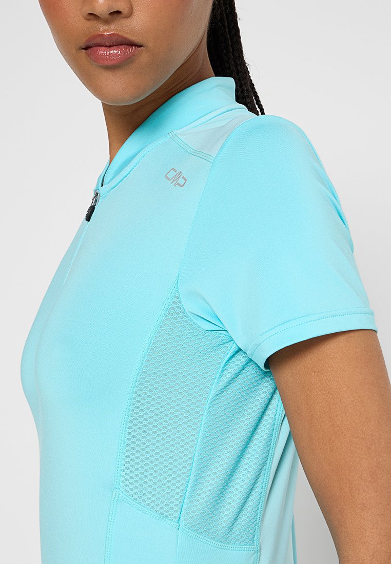 Hellblauses Sportshirt mit kurzen Ärmeln, Reißverschlusskragen, netzartigen Seiteneinsätzen und kleinem Logo auf der oberen linken Seite. Weicher, dehnbarer Stoff.