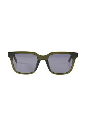 Rechthoekige zonnebril met olijfgroene doorschijnende monturen en donkergrijze lenzen, van voren getoond op een witte achtergrond.